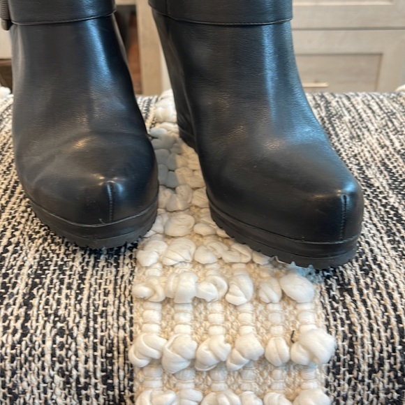 Vera Wang Lavender wedge boots - Picture 3 of 8